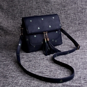 Малка дамска чанта с пискюли и малки анимирани апликации