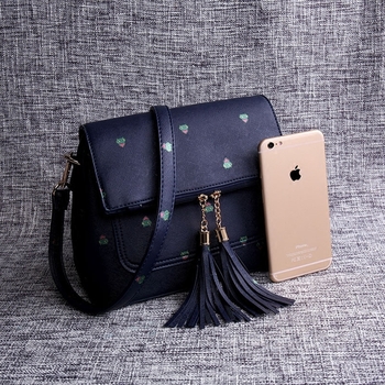 Малка дамска чанта с пискюли и малки анимирани апликации
