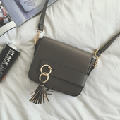 Δερμάτινη γυναικεία τσάντα  με κρίκο και μακρύ χερούλι