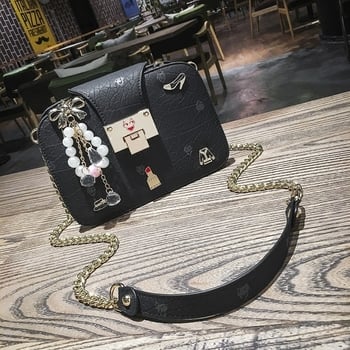 Стилна дамска чанта с дълга дръжка и орнаменти