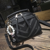 Υπερβολικό τσάντα με ενδιαφέρουσες χάντρες κρέμονται - λευκό και γκρι