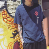 shirt των ανδρών κάνναβης με φαρδιά μανίκια και τριαντάφυλλο σε λευκό και μπλε έκδοση