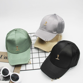 Уникална дамска спортно-елегантна шапка с козирка и златиста висулка