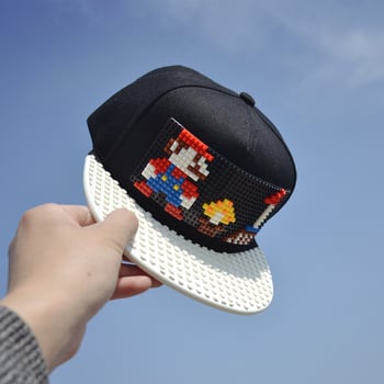 Страхотна дамска шапка с капси и апликация на Супер Марио