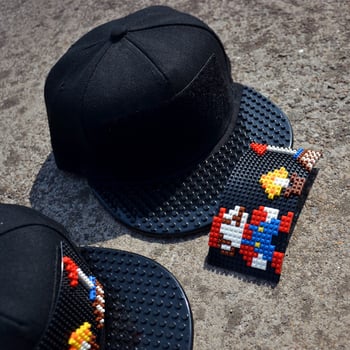 Страхотна дамска шапка с капси и апликация на Супер Марио