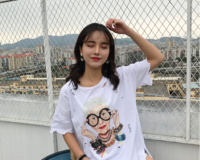 Μεγάλη κυρίες μακρύ T-shirt στυλ τουνίκ με την εφαρμογή