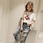 Καθαρό λευκό κυρίες μπλούζα με κοντό μανίκι και απλικέ κουτάβι