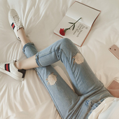 Страхотни дамски впити дънки с крачол в 7/8 и много нежна бродерия