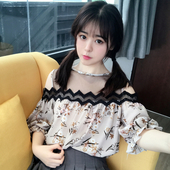 Μεγάλη κυρίες μπλούζα με φαρδιά μανίκια και ενδιαφέρον λαιμόκοψη