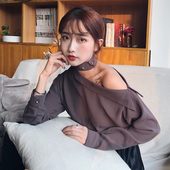 Μεγάλη πουκάμισο κυρία με την πτώση του αγκώνα σε δύο χρώματα