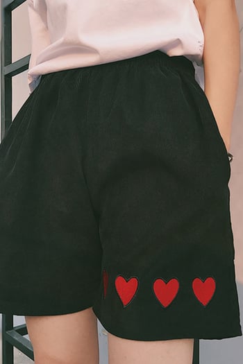 Страхотни дамски къси шорти с апликация сърчица