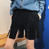 Κομψό κυρίες μαύρο σορτς με φερμουάρ και δαχτυλίδια στα πόδια