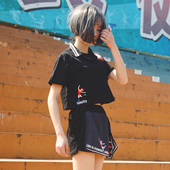 Μεγάλη κυρίες που από δύο μέρη που περιλαμβάνει ένα T-shirt με κοντά μανίκια και σορτς