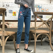 Γυναικεία  τζιν με μήκος 7/8  και πολύ όμορφο κεντητό άνθη