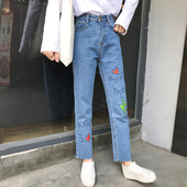 Υπέροχα γυναικεία τζιν σε στυλ ρετρό με εφαρμογές