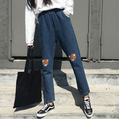 Κομψά γυναικεία τζιν με μια εικόνα μιας αρκούδας στα γόνατα