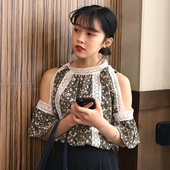 Πολύχρωμο κυρίες μπλούζα με γυμνά ώμο και φαρδιά μανίκια κατάλληλο για ζεστές καλοκαιρινές μέρες