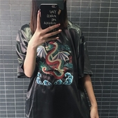 Μεγάλη unisex μεγάλη μπλούζα με κοντά μανίκια και μεγάλη κέντημα του Δράκου