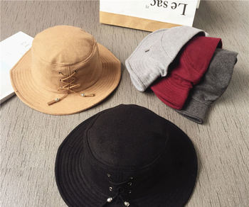 Ежедневна дамска шапка с много интересни връзки в пет различни цвята