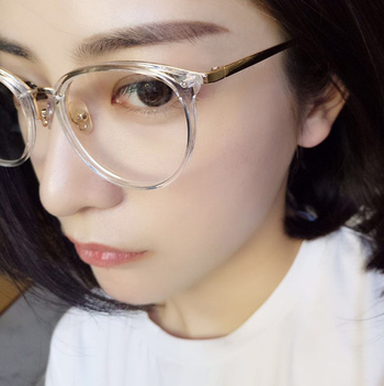 Πολύ κομψά γυαλιά με λευκό γυαλί και τα πλαίσια σε τρία διαφορετικά χρώματα