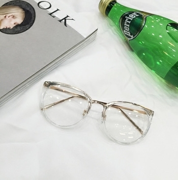 Много стилни очила с бели стъкла и рамки в три различни цвята