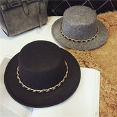 Ежедневна шапчица в няколко различни цвята със златиста нишка