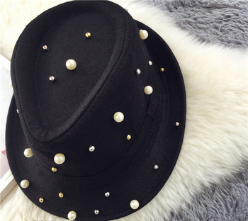 Μαύρο καπέλο όλα διακοσμημένα με μαργαριτάρια