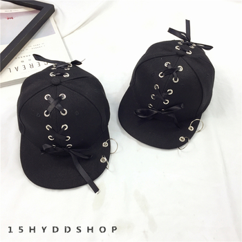 Μαύρο καπέλο σε τρία διαφορετικά εξωφρενικές μοντέλο