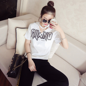 μπλούζα καθημερινές γυναίκες με κοντά μανίκια και μια επιγραφή σε δύο χρώματα