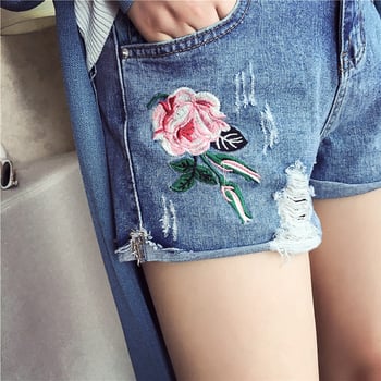 Супер модерни дамски къси дънкови панталони с бродерия розичка