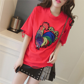 Μεγάλη shirt με κοντά μανίκια και απλικέ petlentse σχισμένο στα άκρα μανίκι