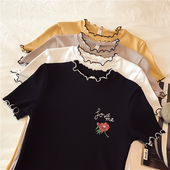 Μπλούζες με κοντό μανίκι σε τέσσερα διαφορετικά χρώματα και λουλούδια απλικέ