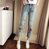 "Boyfriend" γυναικεία τζιν με πολύ όμορφο κέντημα και μήκος  7/8