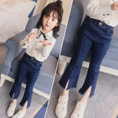 Πολύ μοντέρνα τζιν παντελόνια για κορίτσια με ένα μεγάλο σχισμένο πόδι