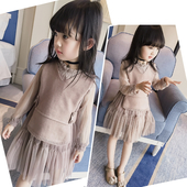 Страхотно детско комплектче за момиченце включващо много нежна рокличка и плетена жилетка