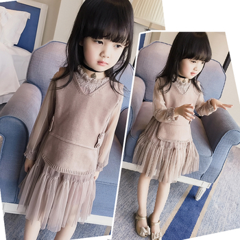 Страхотно детско комплектче за момиченце включващо много нежна рокличка и плетена жилетка