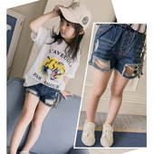 Много модерни къси разкъсани дънкови панталони за момиче