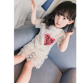 Πολύ όμορφο φόρεμα με κεντήματα και απλικέ καρδούλα