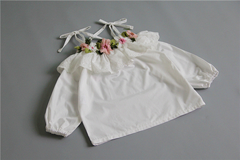 Нежна блуза с 3/4 ръкав с дантела и цветчета за пролетта и лятото