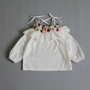 Нежна блуза с 3/4 ръкав с дантела и цветчета за пролетта и лятото
