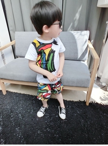 Παιδικό σετ - μπλουζάκι  με κοντά μανίκια και σορτς