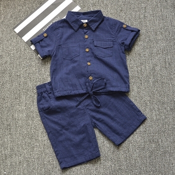 Модерно детско комплектче за момче включващо ризка и късо панталонче в два цвята с камофлажен мотив на гърба