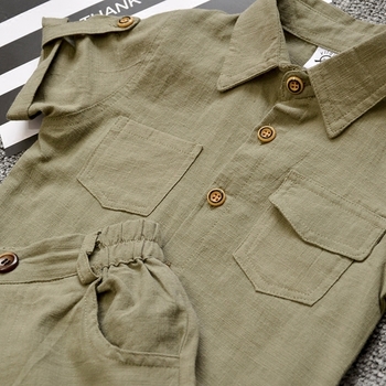 Модерно детско комплектче за момче включващо ризка и късо панталонче в два цвята с камофлажен мотив на гърба