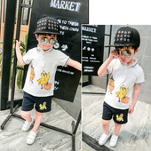 Страхотно костюмче от две части включващо спортна ризка с апликацийки и къси шортички