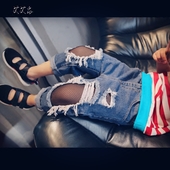 Страхотни и много модерни дамски дънкови панталони с голи колена