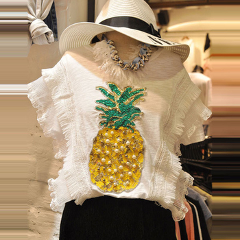 Μια ενδιαφέρουσα κυρίες μοτίβο μπλούζα με απλικέ ανανά