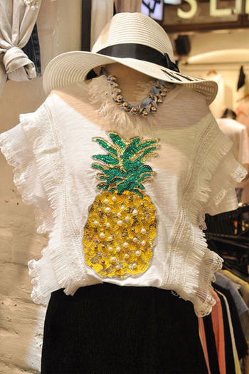 Μια ενδιαφέρουσα κυρίες μοτίβο μπλούζα με απλικέ ανανά