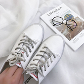 Εκπληκτικά λευκά πάνινα παπούτσια σε στυλ ρετρό με δύο τύπους δεσμών