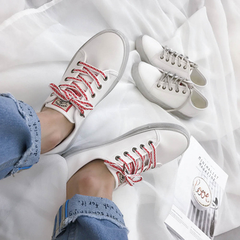Εκπληκτικά λευκά πάνινα παπούτσια σε στυλ ρετρό με δύο τύπους δεσμών
