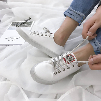 Εκπληκτικά λευκά πάνινα παπούτσια σε στυλ ρετρό με δύο τύπους δεσμών
